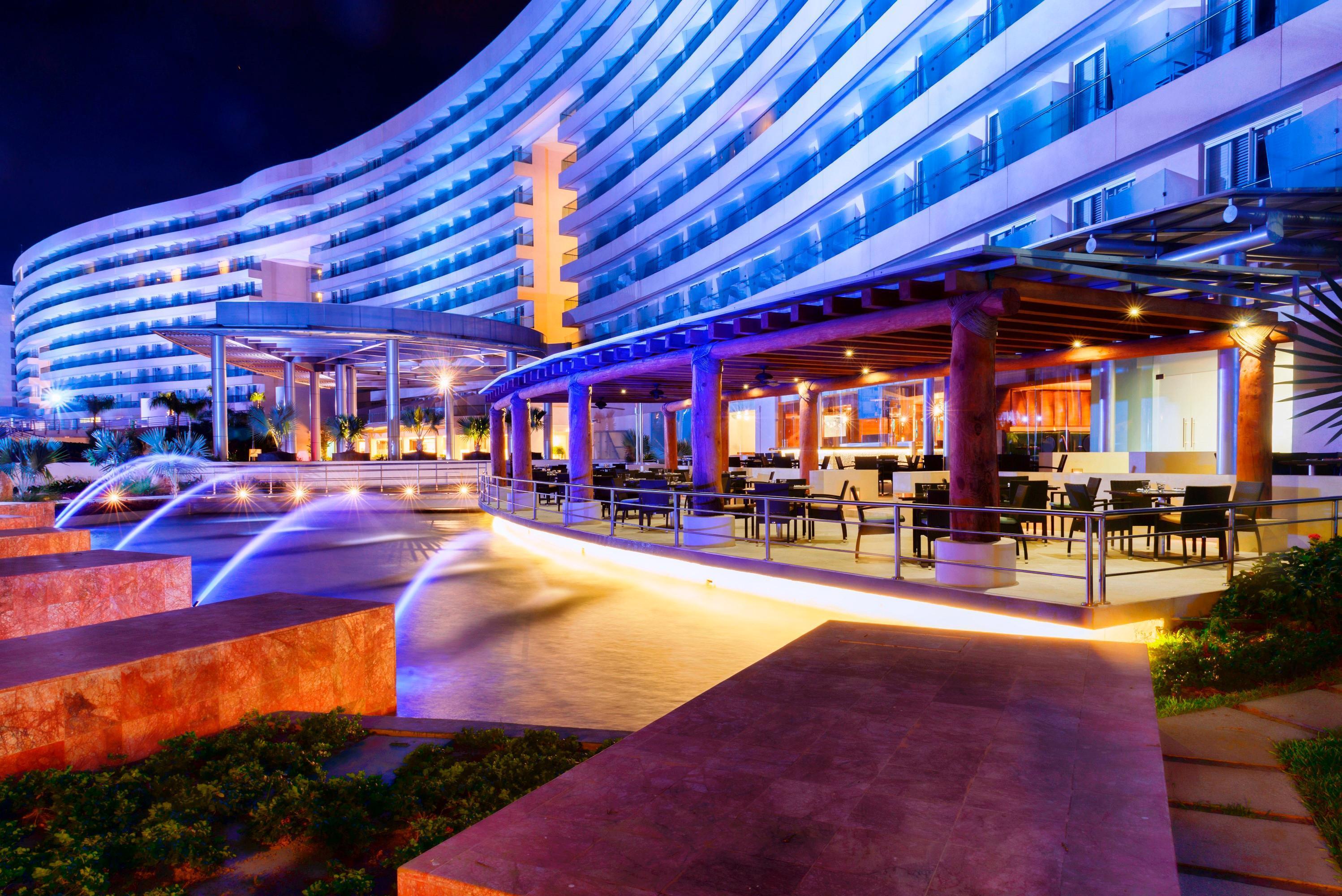 Palacio Mundo Imperial Riviera Diamante Acapulco Exterior photo The resort at night