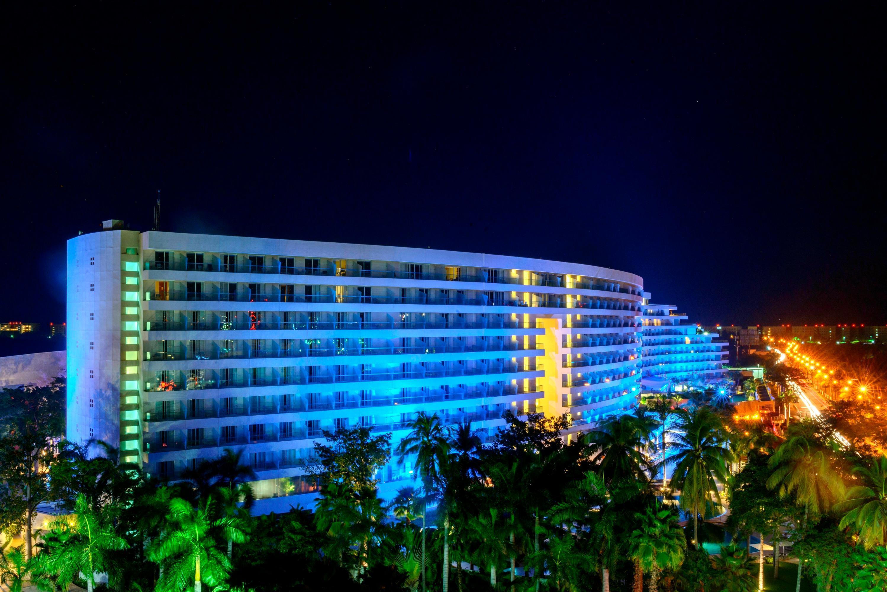 Palacio Mundo Imperial Riviera Diamante Acapulco Exterior photo The hotel at night