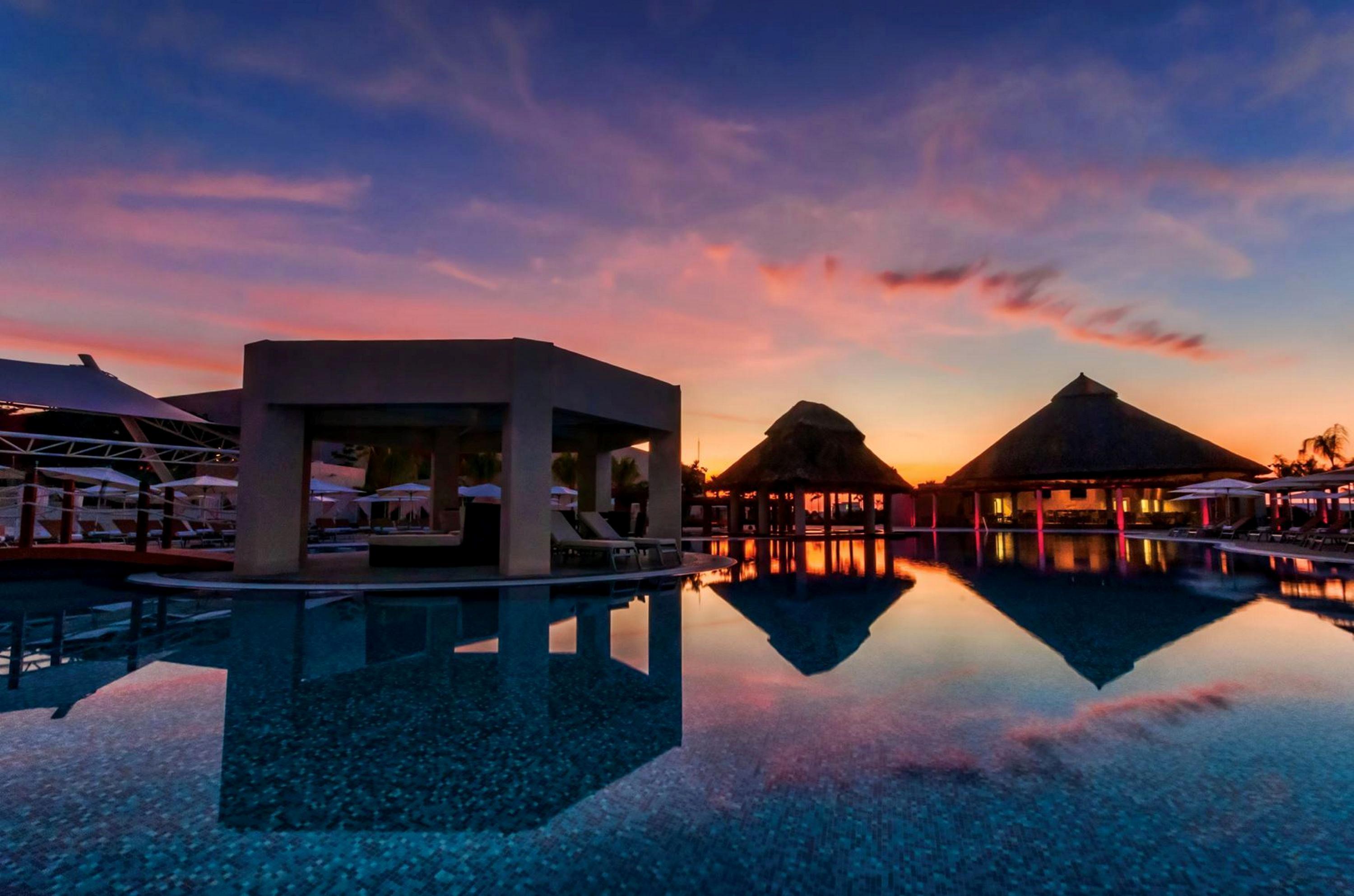 Palacio Mundo Imperial Riviera Diamante Acapulco Exterior photo Sunset at the resort